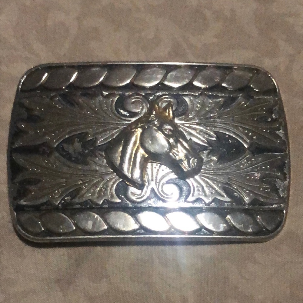 Men’s Silver Tone with gold colored horse head belt buckle